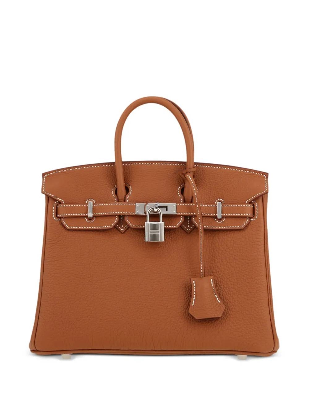 Theo Vogue, mẫu túi này có giá hơn 26.000 USD (khoảng 690 triệu đồng), được xem là một trong những phiên bản Birkin dễ sử dụng nhất cho đời sống hằng ngày.