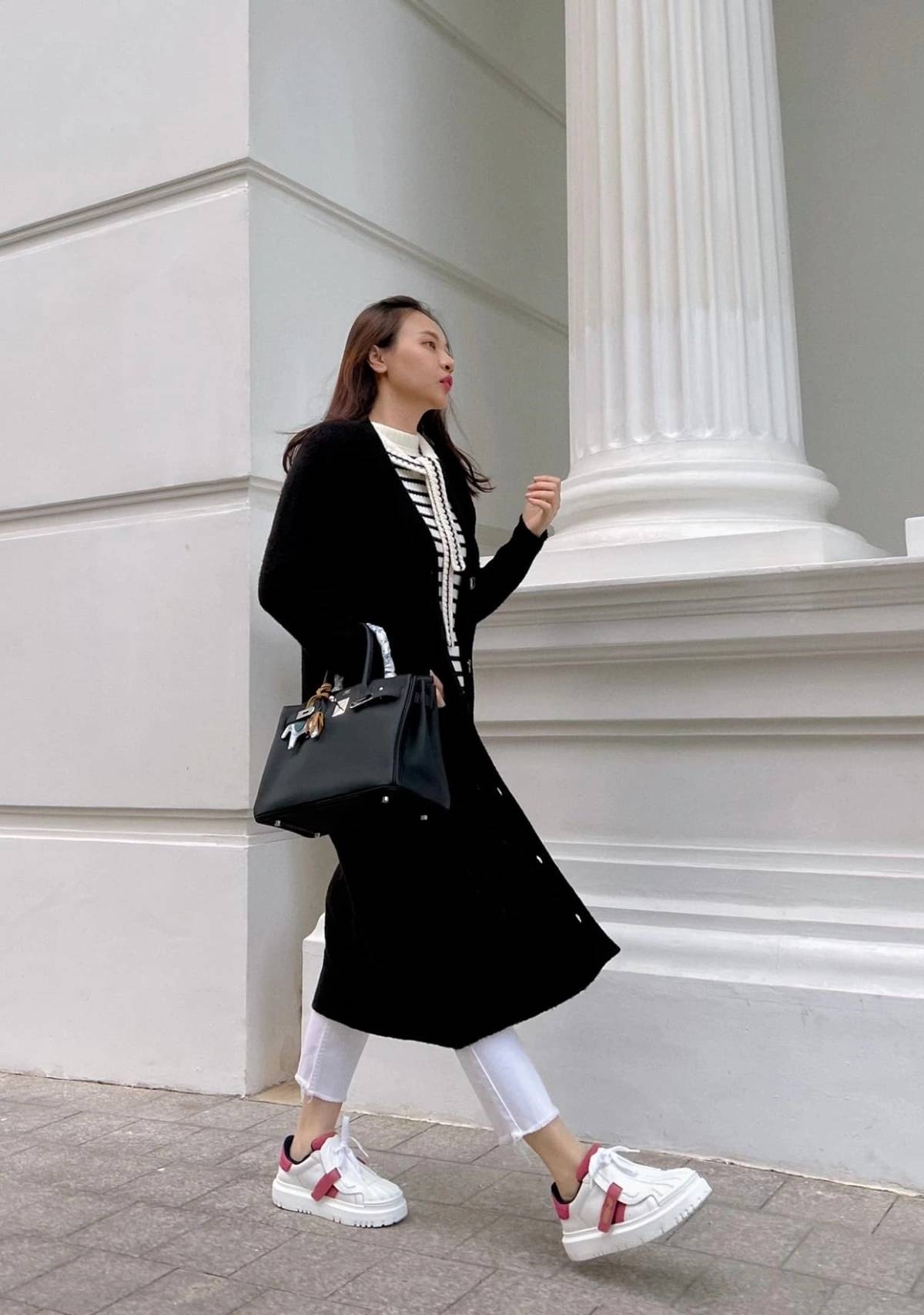 Ngoài phiên bản mới, bà xã Cường Đô La còn sở hữu mẫu Birkin 25 Togo Black Palladium Hardware với mức giá tương đương.