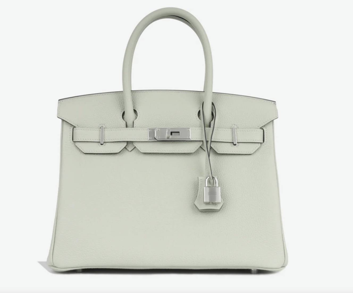 Người đẹp còn sở hữu nhiều phiên bản khác như Birkin 30 Gris Neve Togo giá hơn 665 triệu đồng.