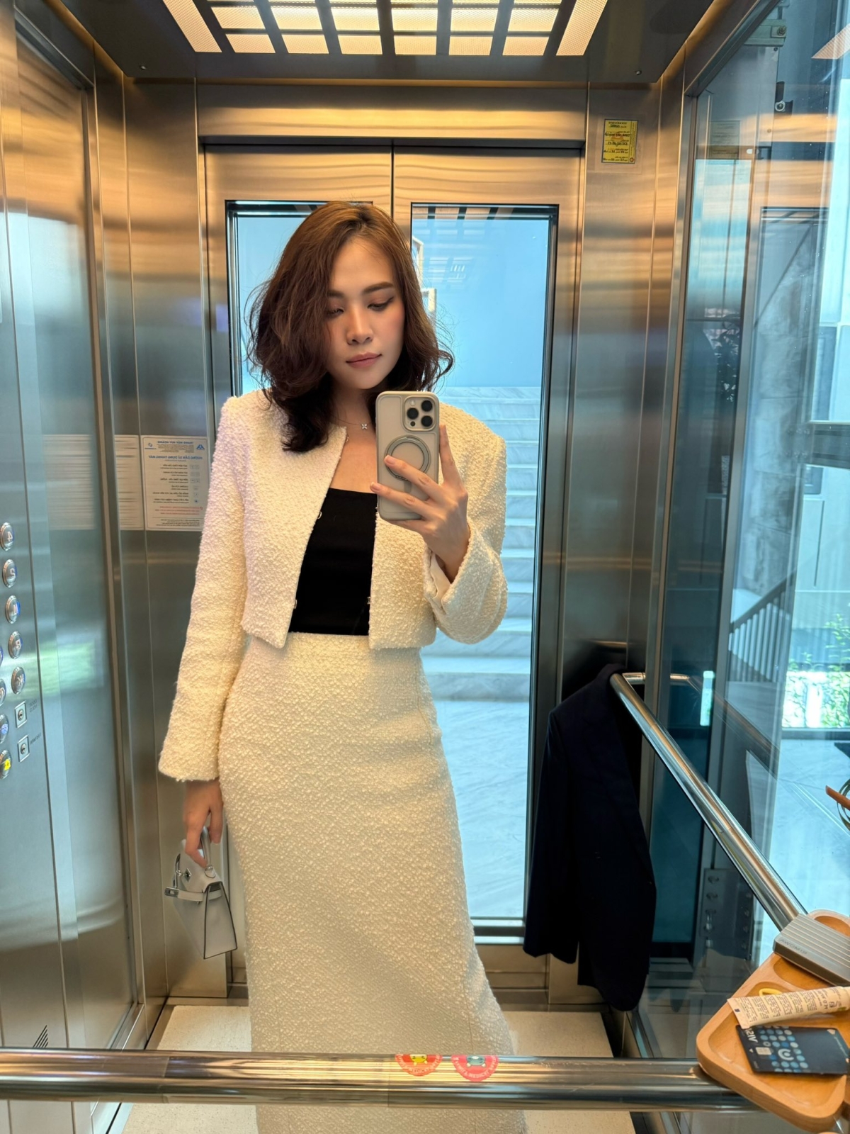 Bên cạnh Birkin, Đàm Thu Trang cũng yêu thích dòng Kelly của Hermès nhờ thiết kế thanh lịch. Cô từng kết hợp mẫu Mini Kelly 20 màu Bleu Glacier da Epsom, giá khoảng 350 triệu đồng với trang phục công sở, xây dựng hình ảnh nữ tính, hiện đại.