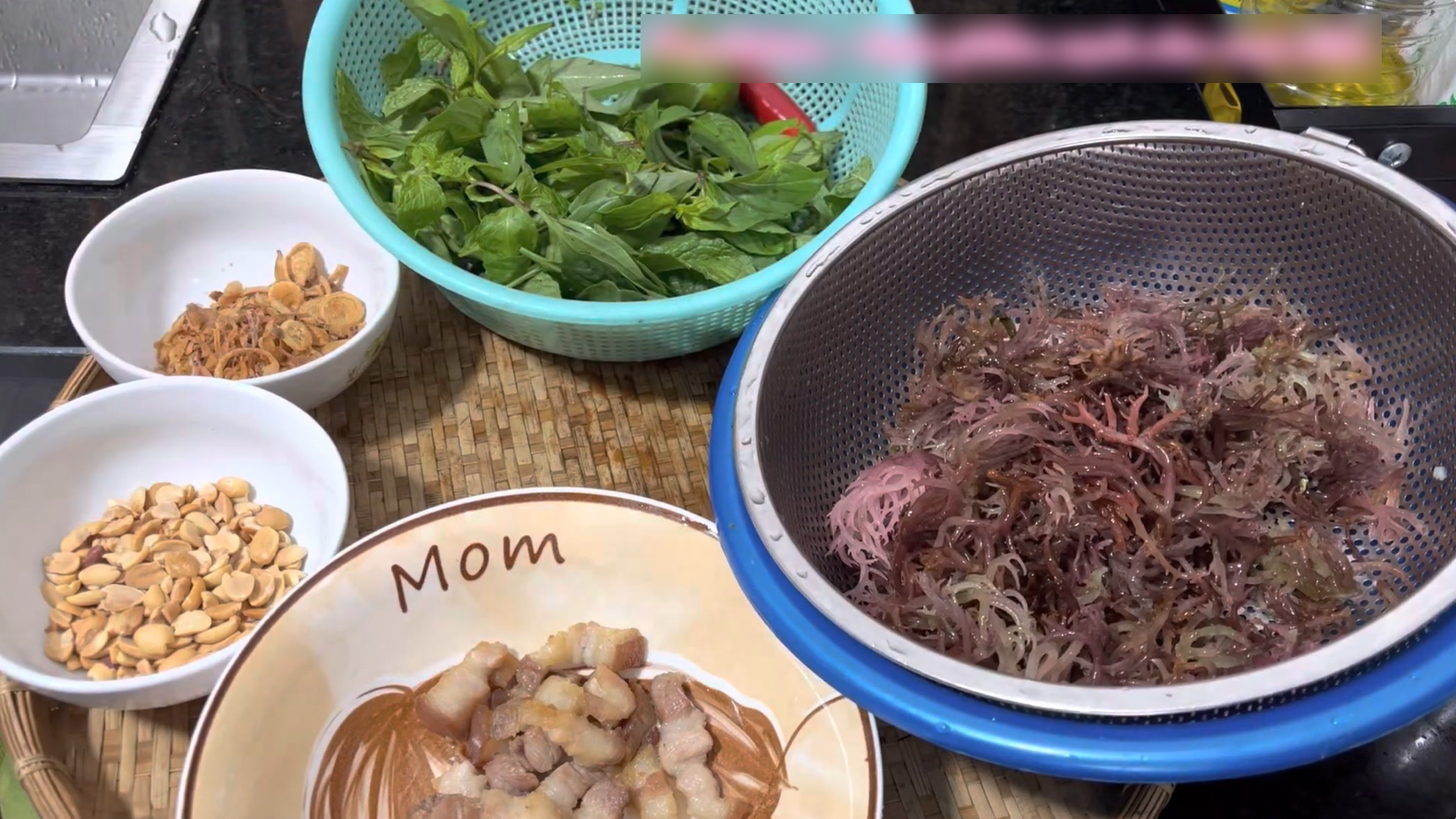 Rau cum cúm có nhiều màu như xanh lam, xanh lục, hồng, tía... Chúng được bán với giá khoảng 130.000 – 180.000 đồng/kg (tùy thời điểm). Ảnh: Foodvina