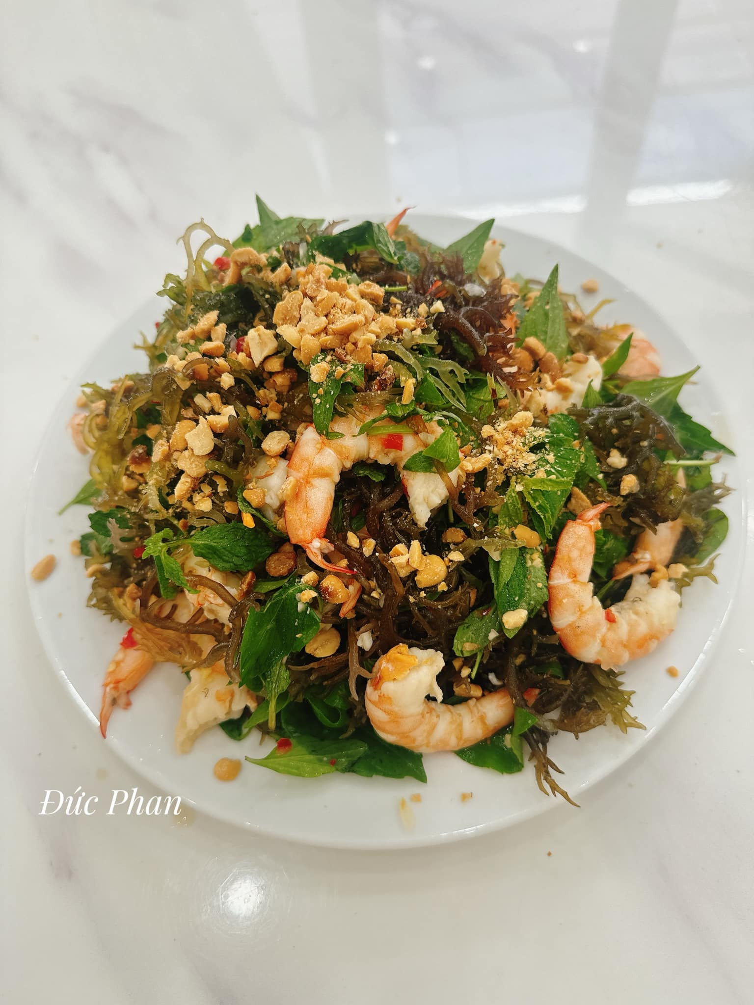 Sau khi trụng nước sôi, rau cum cúm sẽ chuyển sang màu xanh. Ảnh: Đức Phan