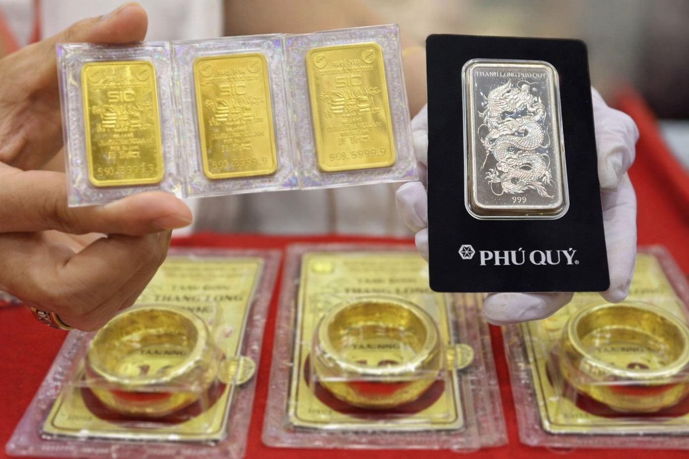 Giá vàng bạc trong nước đều giảm theo thế giới.