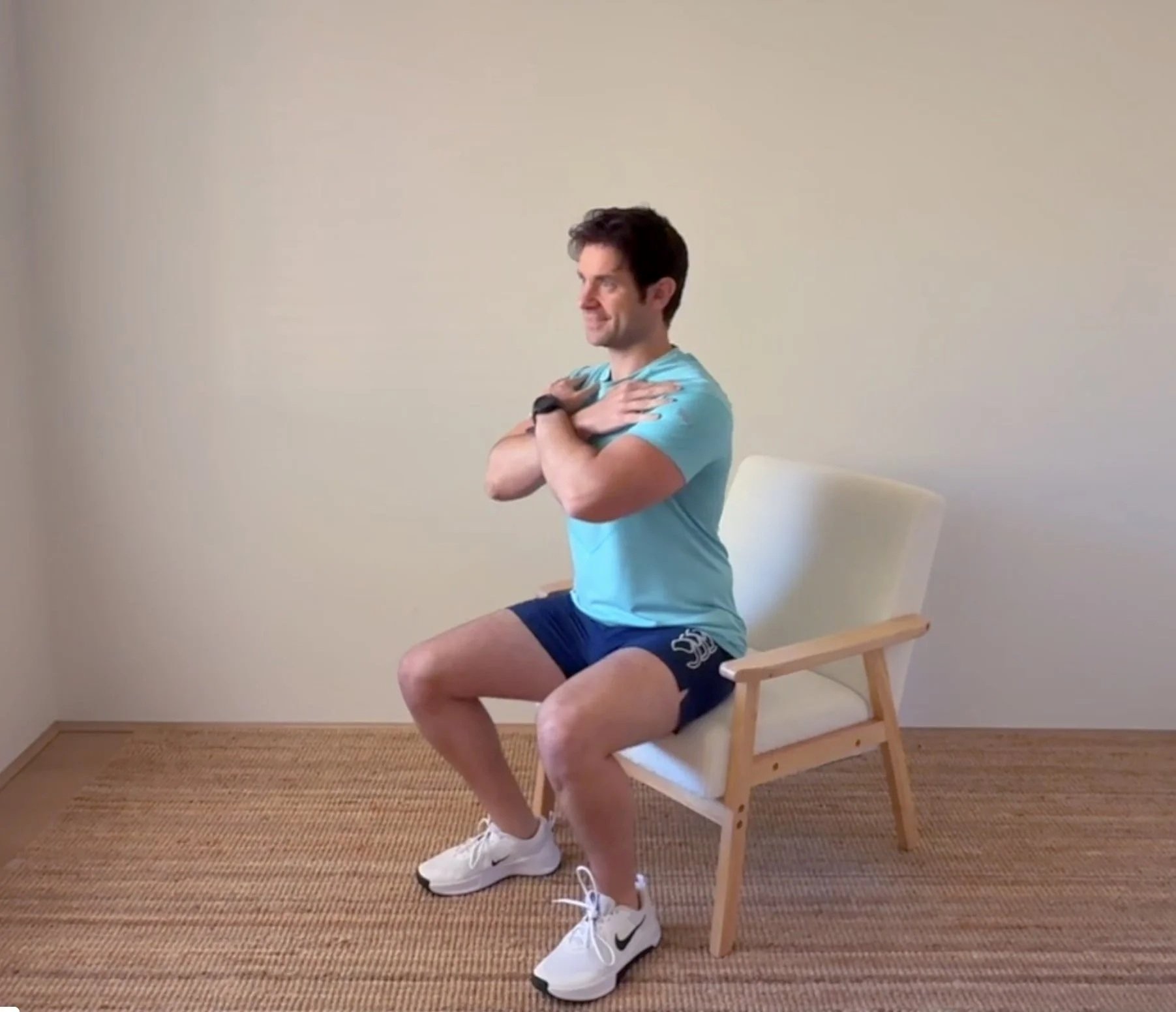 Bài tập ngồi xuống - đứng lên từ ghế giúp phục hồi cơ bắp.