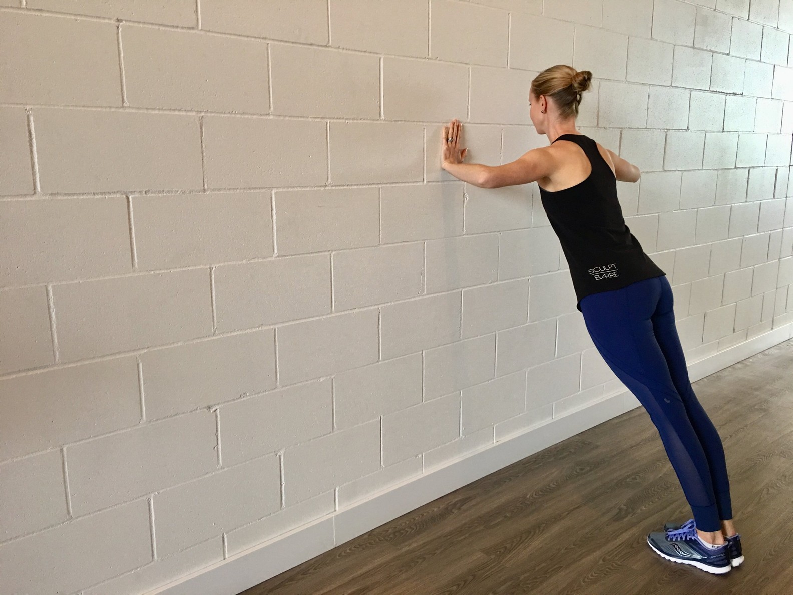 Chống đẩy tường giúp kích hoạt cơ ngực, vai, tay sau và cơ lõi, đồng thời giảm tải cho khớp vai và cổ tay.