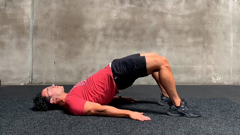 Bài tập cầu mông giúp kích hoạt mạnh cơ mông và gân kheo – nhóm cơ thường ngủ quên ở người ít vận động