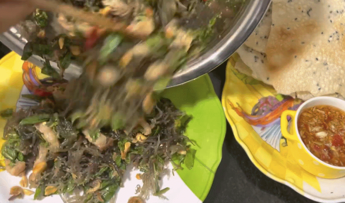 Rau cum cúm trộn được công nhận là đặc sản Quảng Ngãi. Ảnh: Foodvina