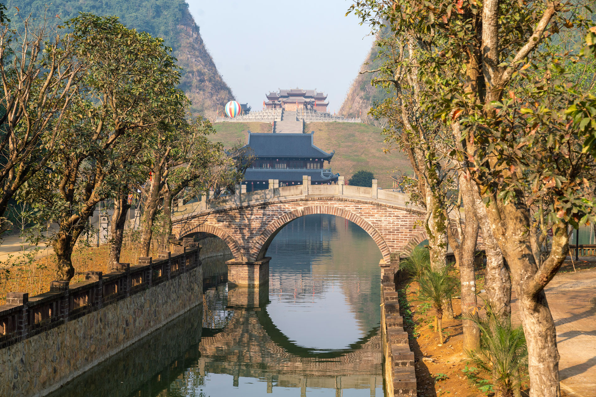 Đàn Kính Thiên Cũng Là Cửa Mở Vào Thung Lũng Mộc Hoàn.