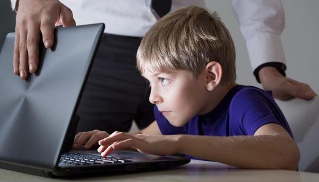 Lệ thuộc quá mức vào thiết bị điện tử gây ra nhiều hệ lụy cho não bộ của trẻ. Ảnh minh họa