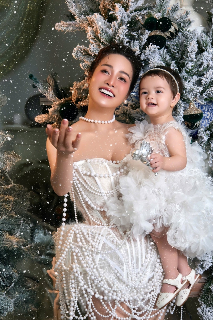 Nhật Kim Anh bên con gái Julia.