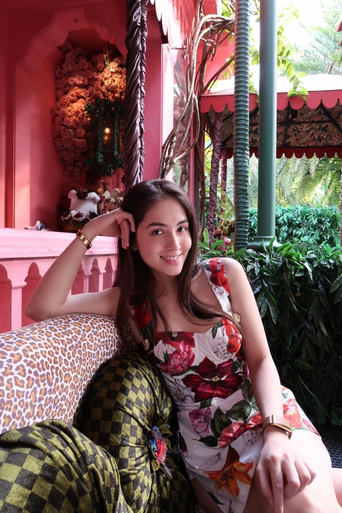 Bạn gái thiếu gia út nhà tỷ phú Johnathan Hạnh Nguyễn chú thích loạt ảnh chụp tại một căn villa màu hồng: Back to my favorite place in town (tạm dịch: Trở lại nơi yêu thích của tôi).