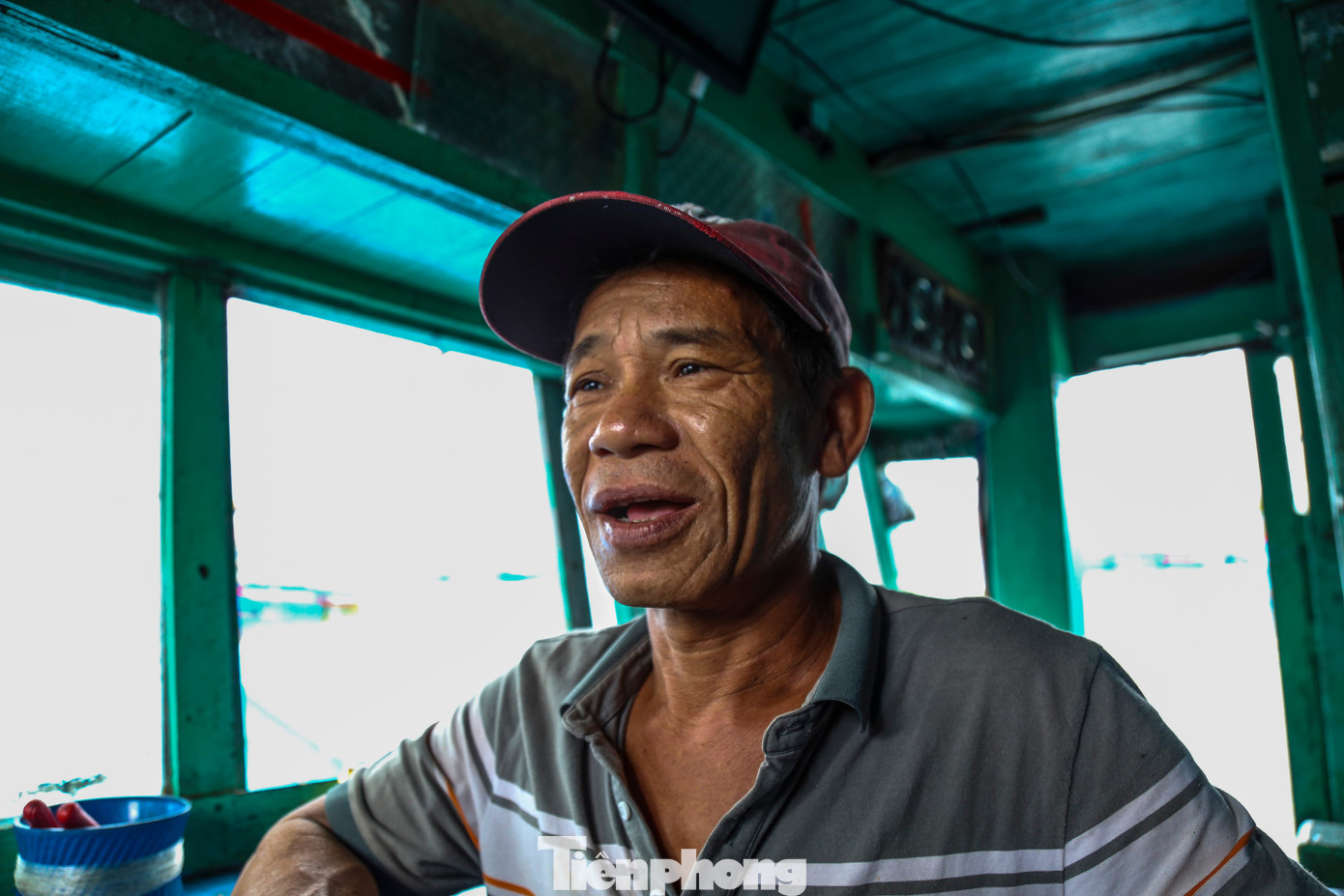 Sau 28 ngày khai thác tại ngư trường Hoàng Sa, tàu BĐ 99757-TS cập bến với 54 con cá ngừ đại dương, tổng sản lượng khoảng 2,1 tấn. Thuyền trưởng Phan Thanh Hòa (54 tuổi, phường Hoài Nhơn Bắc) nói: So với nhiều chuyến trước, chuyến này đạt khá, anh em ai cũng phấn khởi”.