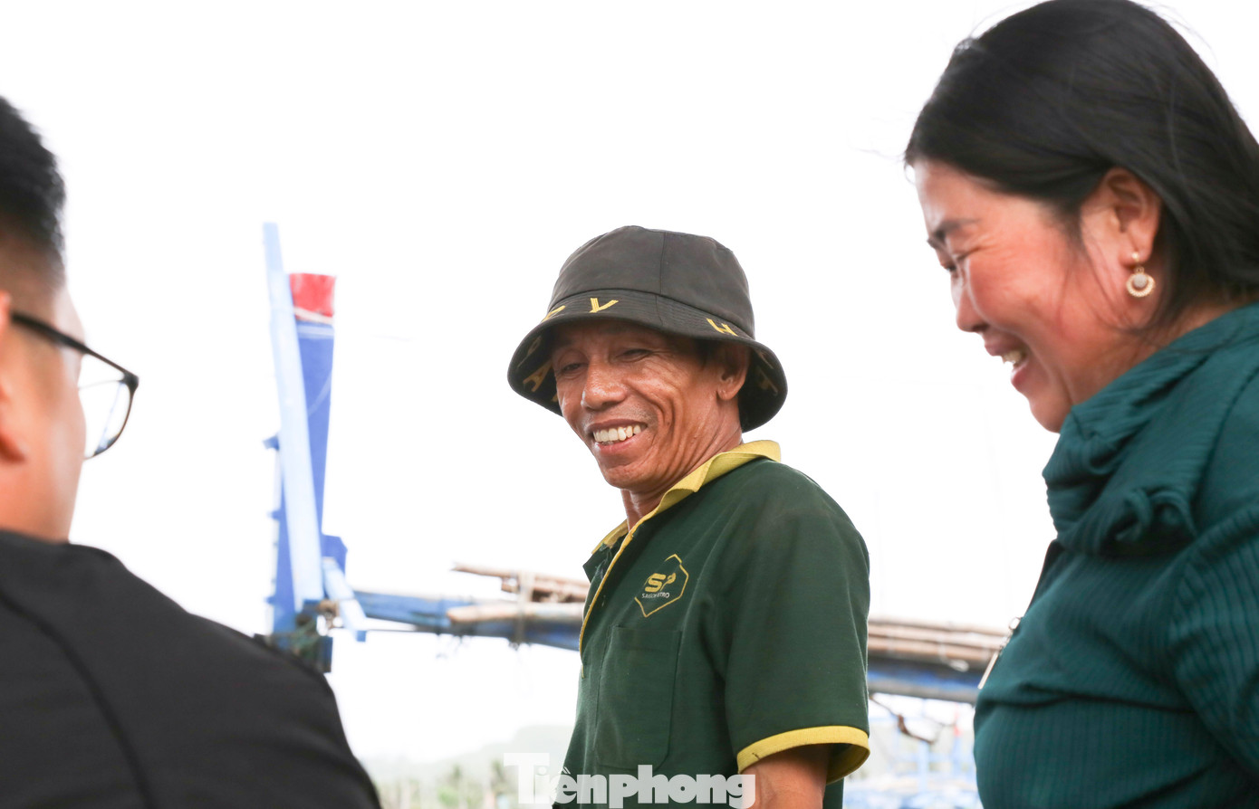 Niềm vui của ngư dân trong chuyến biển mở hàng đầu năm mới. Sau chuyến này, nhiều chủ tàu tiếp tục chuẩn bị nhu yếu phẩm, nhiên liệu để ra khơi xuyên Tết Nguyên đán; một số chủ tàu khác ở lại ăn Tết rồi mới tiếp tục ra khơi.