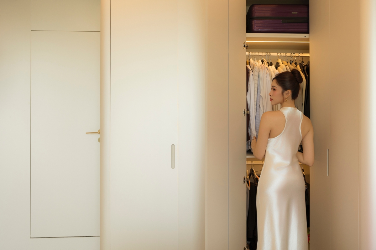 Thanh Thanh Huyền tận dụng một góc trong nhà thực hiện video gợi ý phối áo dài du xuân.