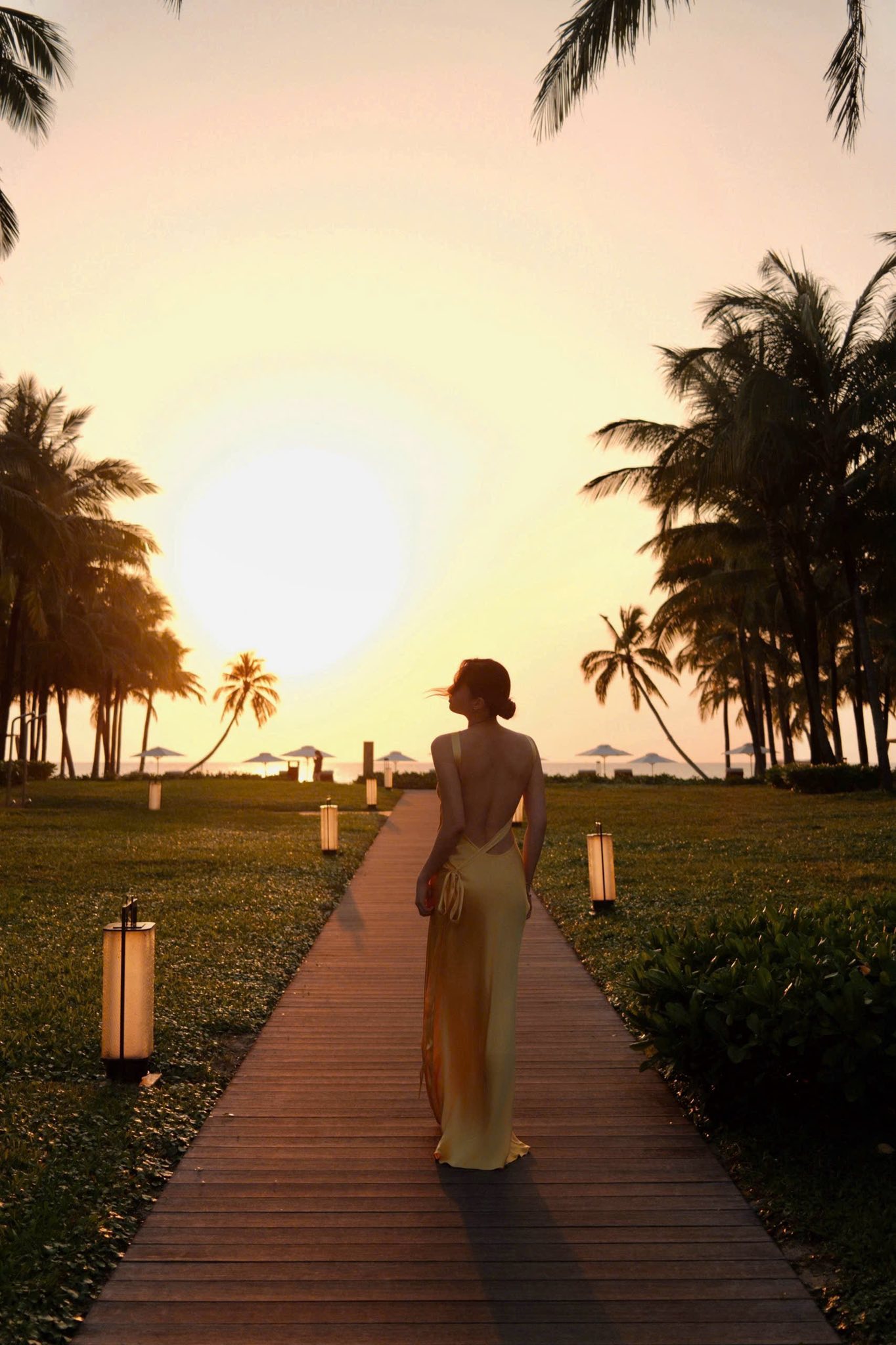 Điểm nhấn của thiết kế nằm ở phần lưng khoét sâu, giúp nàng hậu phô diễn tấm lưng trần thon gọn và bờ vai mảnh mai đầy cuốn hút.