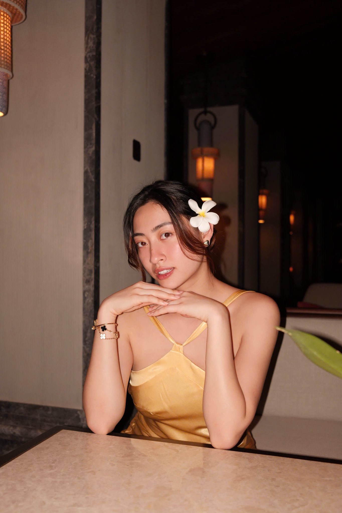 Ngay dưới bài đăng, fan đã dành nhiều lời khen ngợi vẻ đẹp quyến rũ, phong cách gợi cảm của nàng hậu: “Tấm lưng trần đẹp quá nàng hậu ơi”; Xem đi xem lại mà vẫn mê”; Linh ngày càng thăng hạng nhỉ;... Trước tình cảm của người hâm mộ, Lương Thùy Linh cũng tỏ ra vô cùng vui vẻ, liên tục tương tác và đáp lại bình luận một cách gần gũi, thân thiện.