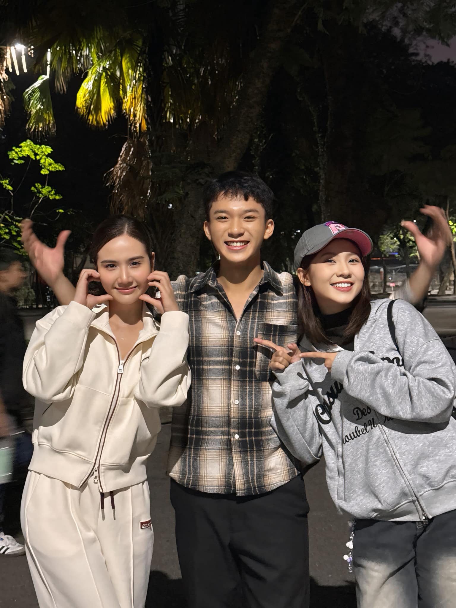 Quỳnh Trang (phải) trong Cách em một milimet. Ảnh: FBNV