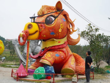 Làm linh vật Tết nặng chục tấn, một người đàn ông ở Bắc Ninh bán “Ngựa Thương” 222 triệu đồng để sẻ chia với người nghèo