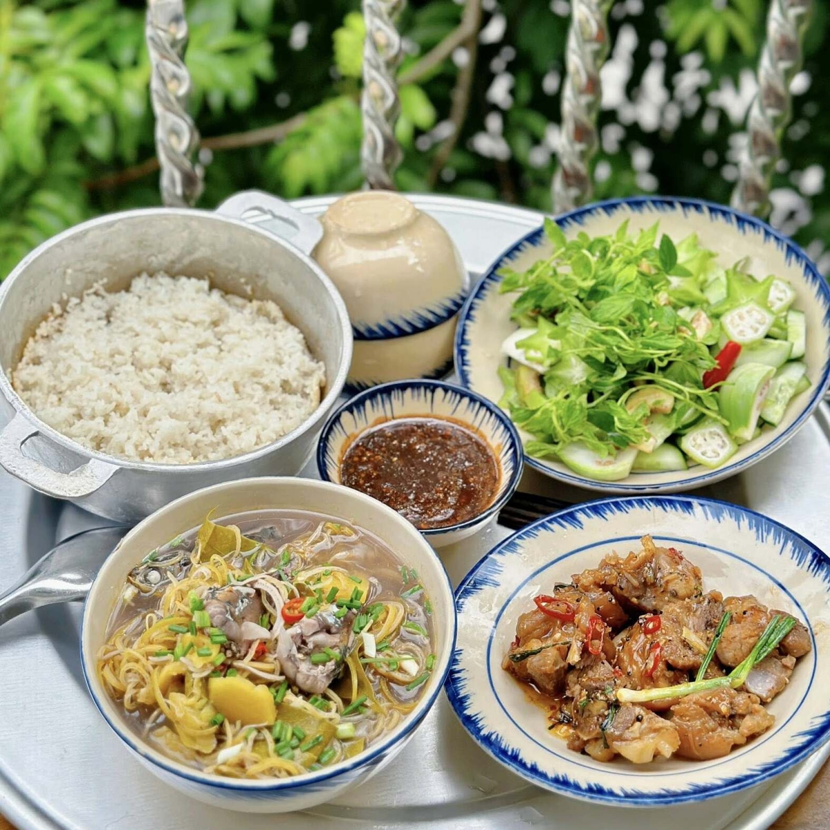 Vợ chồng trẻ amp;#39;giữ lửaamp;#39; hôn nhân bằng mâm cơm 60.000 đồng - 1