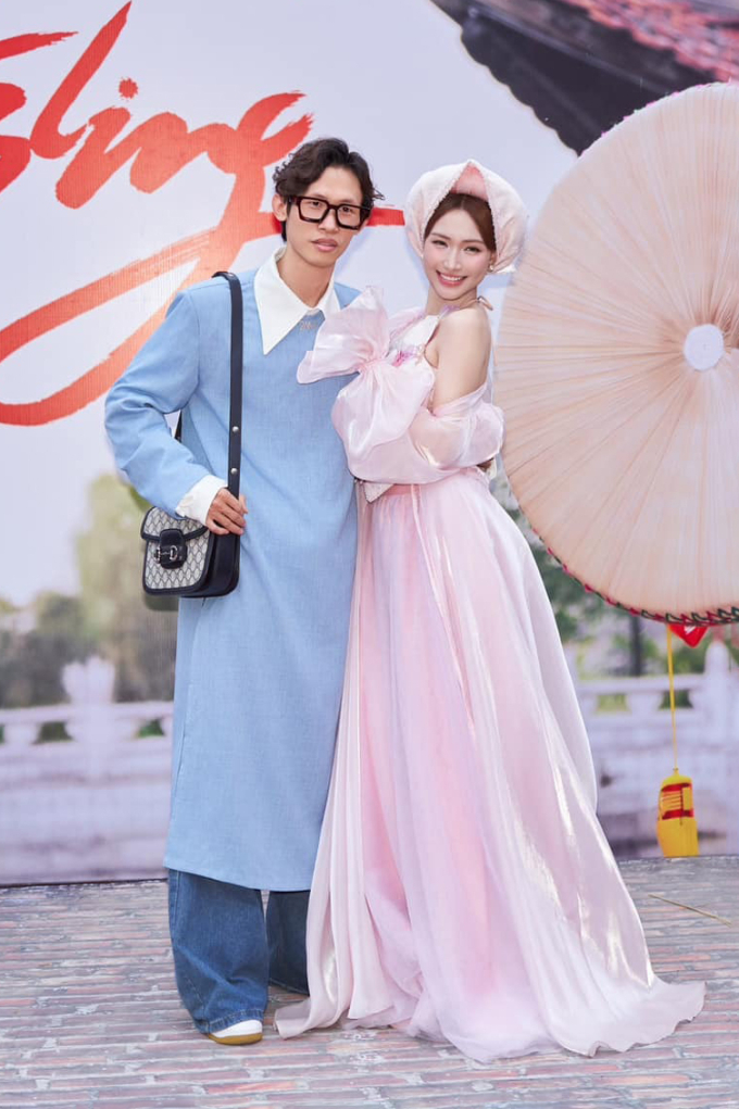 Stylist Khúc Mạnh Quân (trái) cho rằng nên tôn trọng những giá trị di sản của dân tộc.