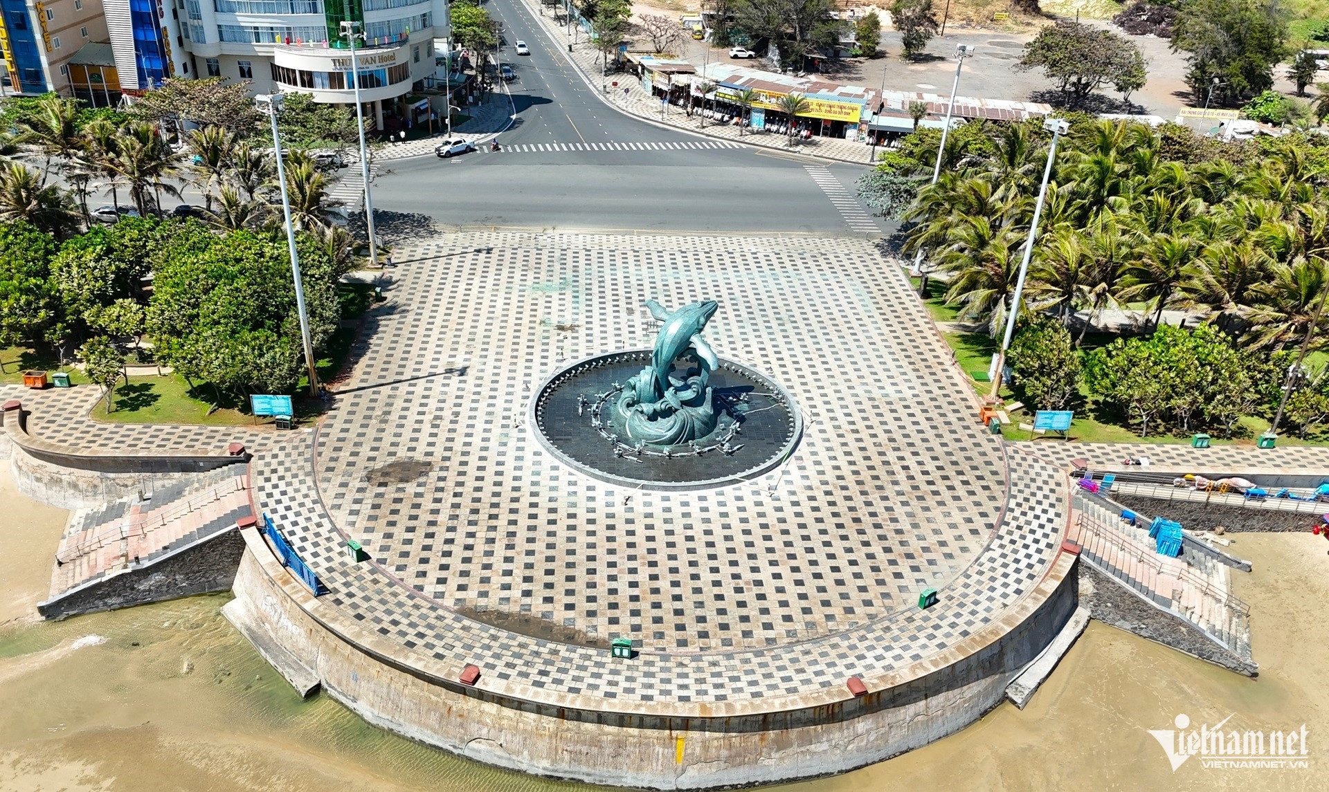 Tượng cá Ông được đúc bằng đồng đỏ dày 20mm, đặt trên bệ đá giữa hồ nước, xung quanh bố trí hệ thống vòi phun và chiếu sáng nghệ thuật.