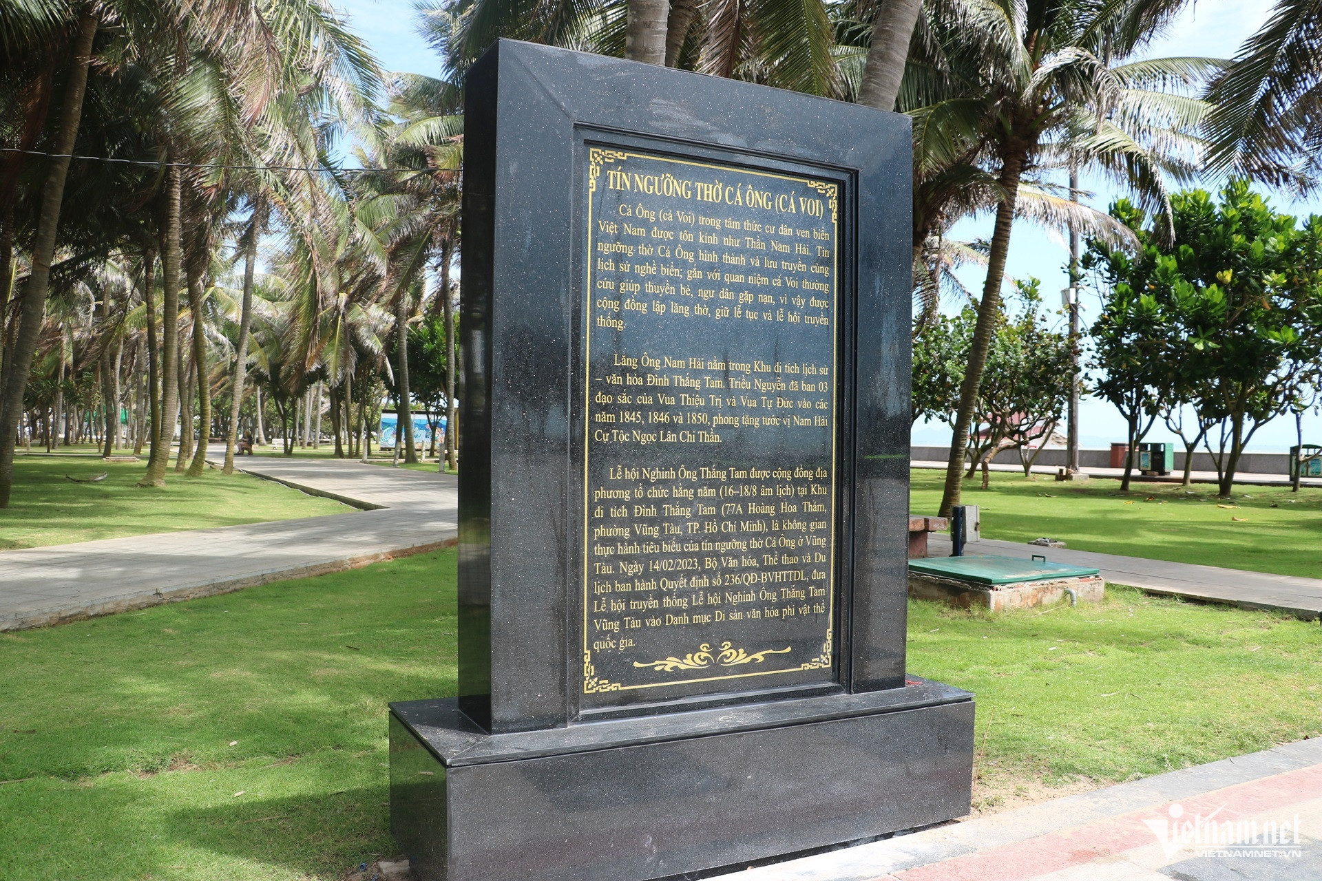 Bia đá giới thiệu về tín ngưỡng thờ cá Ông