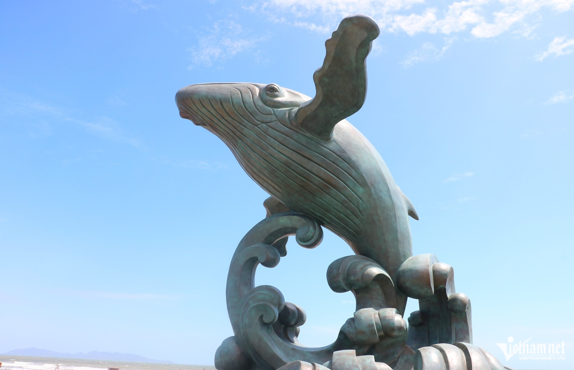 Tượng cá được thiết kế uốn lượn phần đuôi, với từng chi tiết công phu và tỉ mỉ