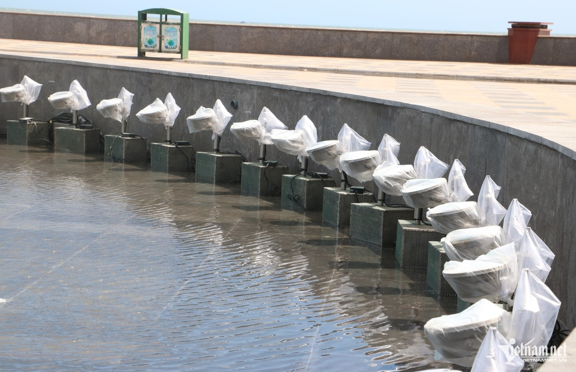 Hệ thống đài phun nước được bố trí dưới chân tượng và có đèn chiếu sáng xung quanh hồ nước, tạo khung cảnh lung linh về đêm.