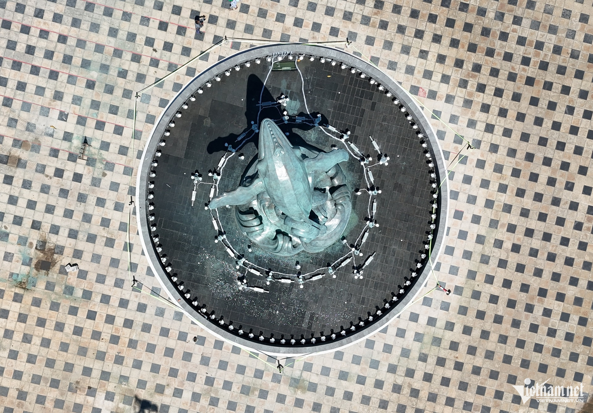 Sau khi hoàn thiện, tượng được vận chuyển bằng xe siêu trường, siêu trọng về phường Vũng Tàu và lắp đặt trên khuôn viên rộng 2.573m2.