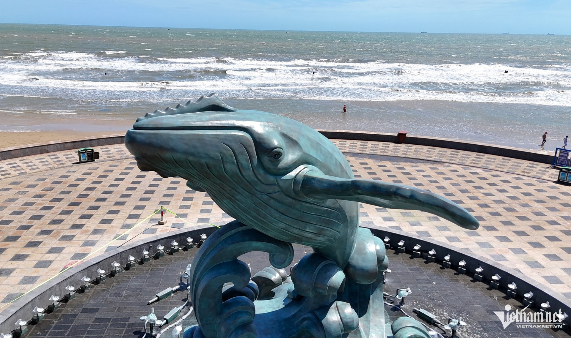 Đại diện Ban quản lý dự án đầu tư xây dựng khu vực Vũng Tàu (chủ đầu tư) cho biết, tượng được đúc bằng đồng đỏ nhằm bảo đảm độ bền, khả năng chịu được điều kiện thời tiết khắc nghiệt và môi trường biển.