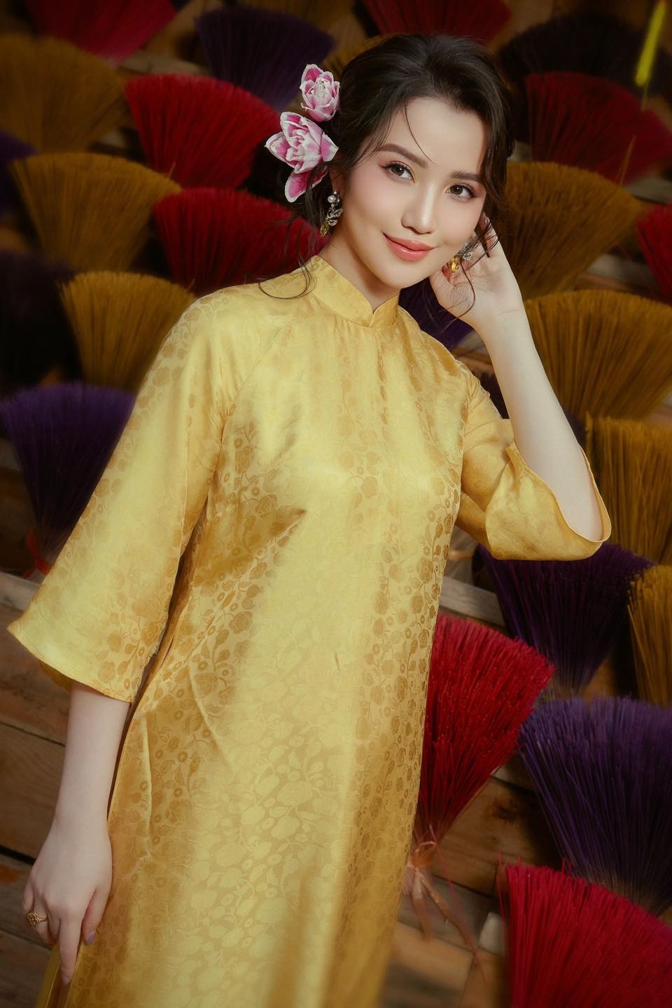 Trong các hoạt động đời thường, vợ thiếu gia Phan Thành cũng ưu tiên áo dài có thiết kế truyền thống được xử lý hiện đại, chất liệu gấm, lụa tơ tằm, gam màu sáng dễ phối cùng phụ kiện cao cấp.