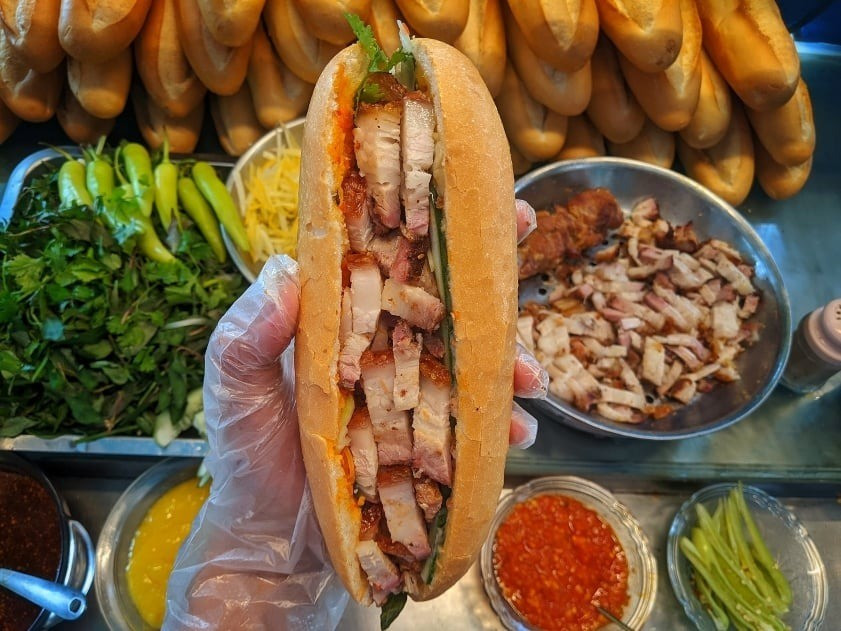 Bánh mì heo quay ghi điểm bởi phần da heo giòn, thịt mỡ mọng nước và rau kèm đa dạng.