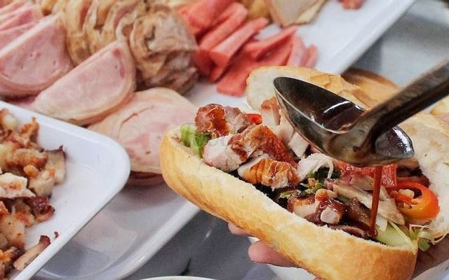 Bánh mì heo quay có mức giá phải chăng, nằm trong thực đơn bữa sáng của học sinh sinh viên hay dân công sở bận rộn.
