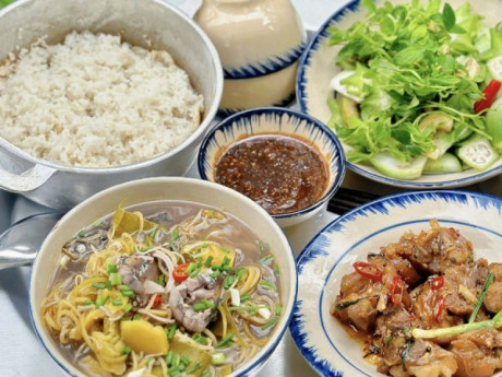 Vợ chồng trẻ 'giữ lửa' hôn nhân bằng mâm cơm 60.000 đồng