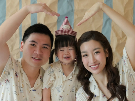 Đỗ Mỹ Linh cùng con gái diện pyjama mừng sinh nhật chồng