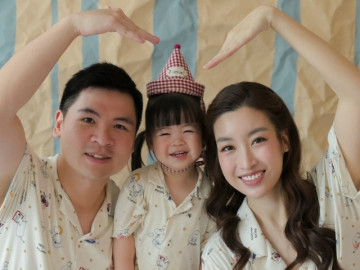 Đỗ Mỹ Linh cùng con gái diện pyjama mừng sinh nhật chồng