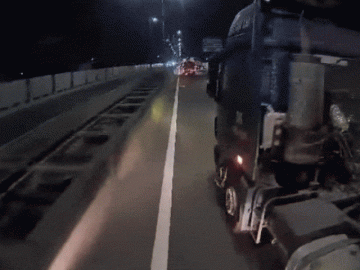 Clip: Khoảnh khắc xe đầu kéo va chạm ô tô tải gây tai nạn liên hoàn