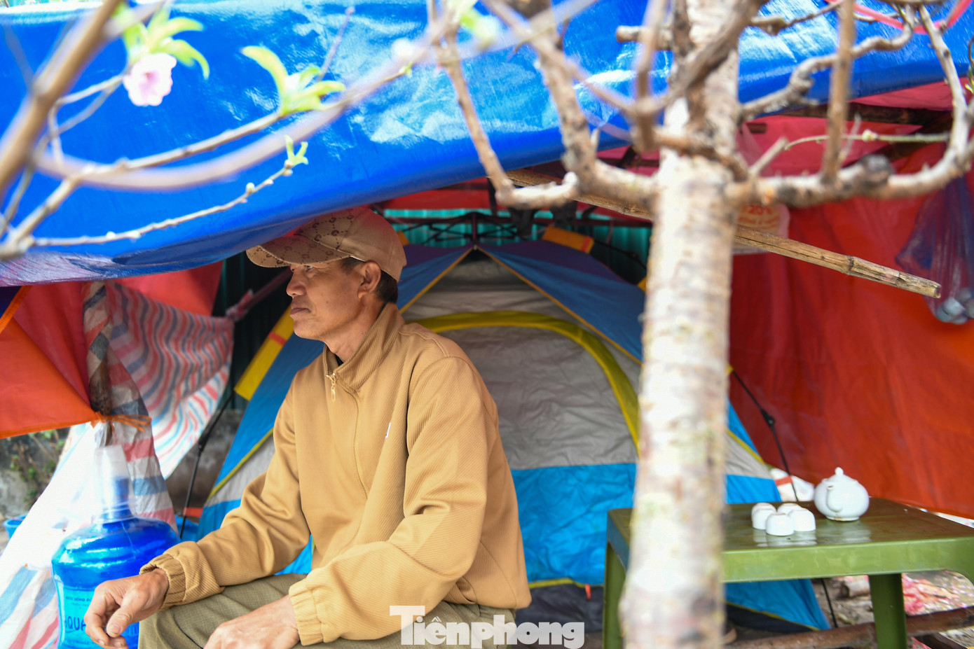 “Chỉ mong bán hết trước 28, 29 Tết để còn thu dọn về quê”, một người bán đào chia sẻ. Với họ, Tết chỉ thực sự bắt đầu khi những chuyến xe cuối cùng rời bến, chở theo niềm vui đoàn viên.