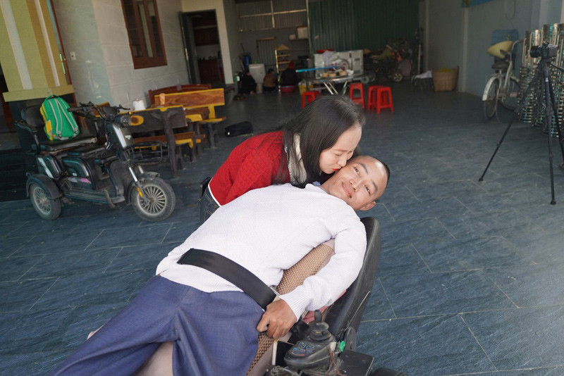 Anh Kỳ và vợ trong căn nhà mới xây của hai vợ chồng 