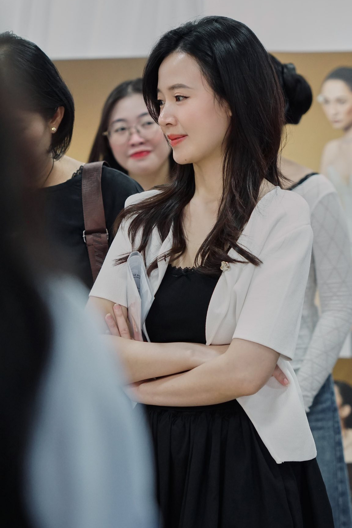 Midu khoe loạt ảnh chấm thi tốt nghiệp cho các học trò. Trong vai trò giảng viên Thiết kế thời trang, người đẹp thường đồng hành cùng sinh viên mỗi mùa tốt nghiệp. Phu nhân hào môn ghi điểm vì sắc vóc trẻ trung, dù chỉ diện trang phục đen - trắng tối giản.