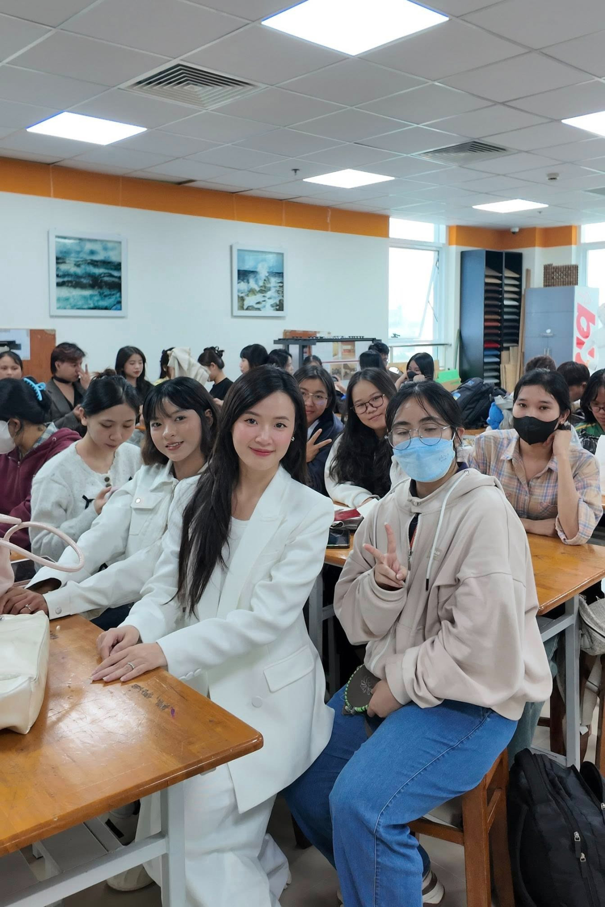 Thời trang đi dạy của giảng viên thời trang gắn liền với những bộ cánh có mức giá vừa phải, nhiều thiết kế dưới một triệu đồng.