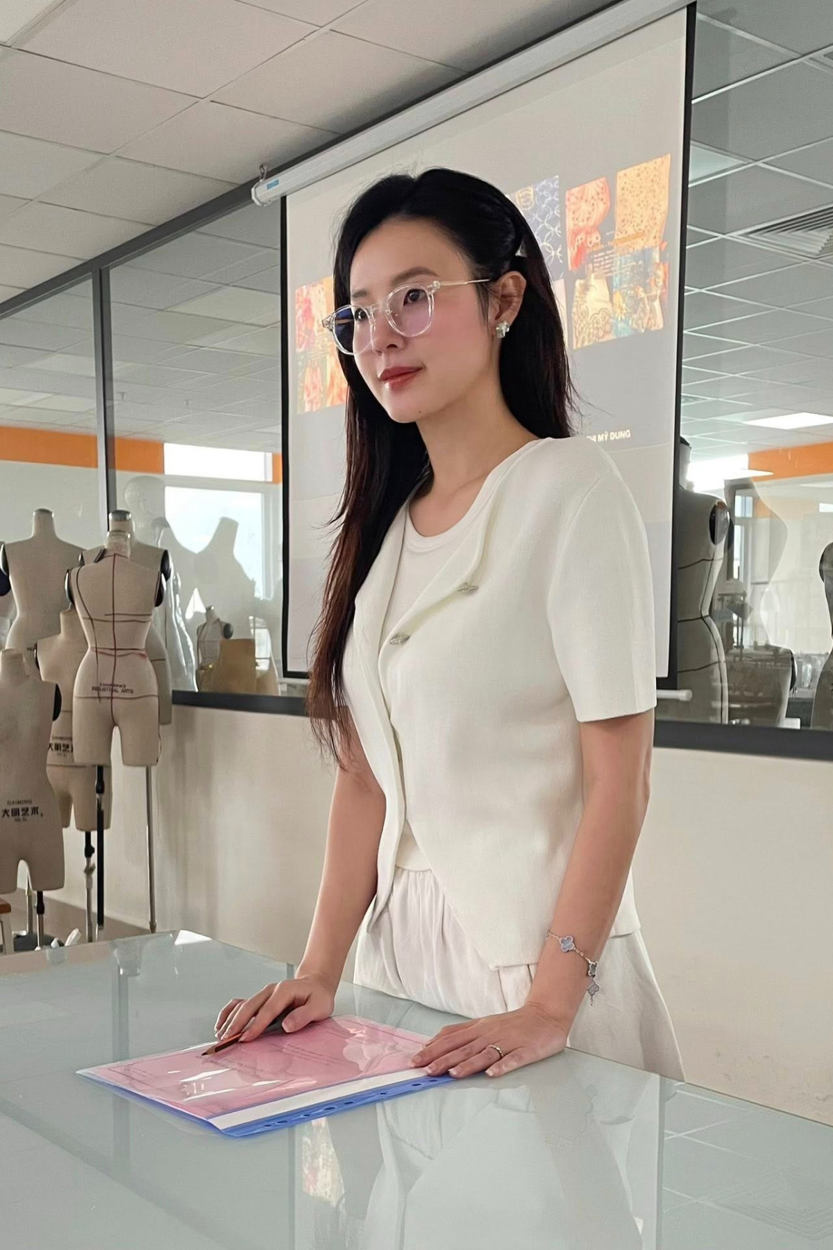 Cô tô điểm cho set đồ bằng những món phụ kiện hàng hiệu như nhẫn, vòng tay, túi xách xa xỉ.