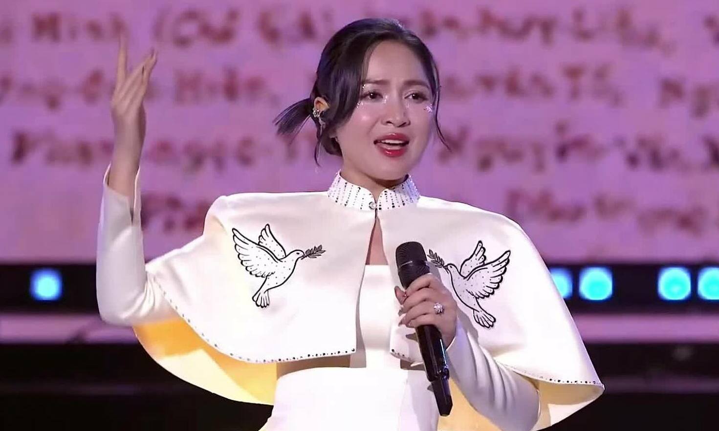 Tối 3/2, Ca sĩ Duyên Quỳnh lên tiếng xin lỗi vì sự cố hát nhép hit Viết tiếp câu chuyện hòa bình ở lễ trao giải Làn Sóng Xanh 2025, khiến khán giả bức xúc. Ca sĩ nói cô đã có những đêm thức trắng đọc các bình luận trên mạng xã hội để nhìn nhận thiếu sót của bản thân.