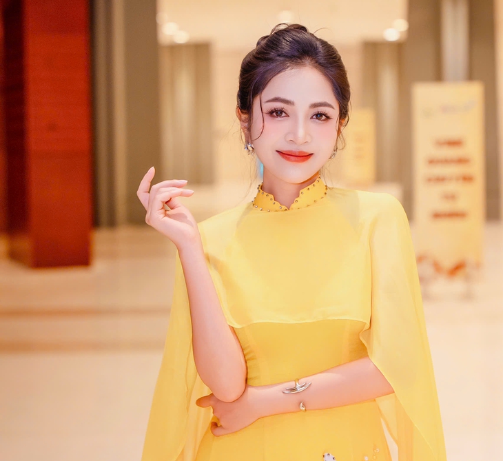 Duyên Quỳnh sinh năm 1990, được khán giả yêu mến bởi nhan sắc xinh đẹp, giọng hát nội lực. Để có được thành công như hiện tại đối với nữ ca sĩ là cả một quá trình nỗ lực không ngừng nghỉ. Bởi Duyên Quỳnh sinh ra trong một gia đình không mấy khá giả khi bố làm nông, mẹ là bác sĩ đông y. Từ khi bố mẹ đổ vỡ hôn nhân, giọng ca Buôn Mê Thuột rèn cho mình tính tự lập, mạnh mẽ. Cô bắt đầu theo đuổi con đường ca hát từ năm 17 tuổi và sau nhiều năm lăn lộn trong nghề, nữ ca sĩ xinh đẹp đã có được những thành quả đáng tự hào.