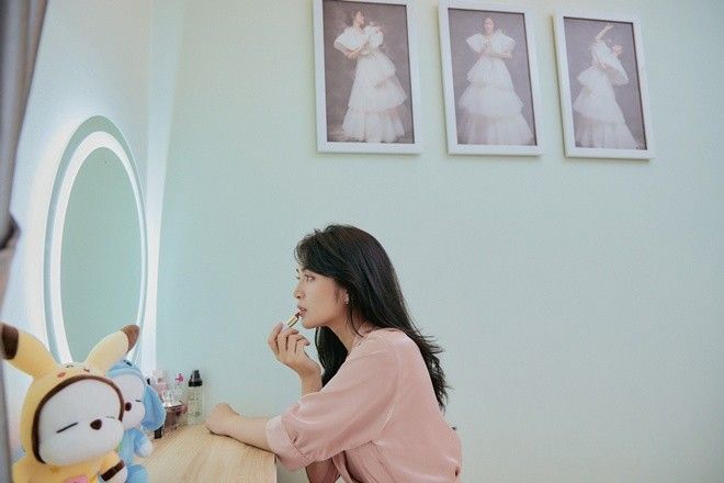 Năm 2022, Duyên Quỳnh có dịp chia sẻ cơ ngơi mà bản thân có được sau 15 năm lăn lộn tại Sài Gòn. Người đẹp tự hào vì bản thân đã luôn miệt mài cố gắng để có được một chốn đi về đầy bình yên.