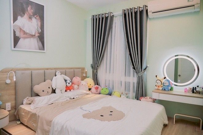 Duyên Quỳnh chia sẻ: “Ngôi nhà như một dấu mốc đáng nhớ trong hành trình nỗ lực của tôi. Bản thân tôi đã làm rất nhiều công việc để mưu sinh như ca hát, sáng tác, diễn viên, lồng tiếng, dạy thanh nhạc…” .Tôi mua căn nhà này vì muốn an cư lập nghiệp, có một góc an yên để thoải mái sáng tác và có một chỗ đàng hoàng phục vụ cho công việc giảng dạy thanh nhạc, thu âm của tôi”, nữ ca sĩ nói.