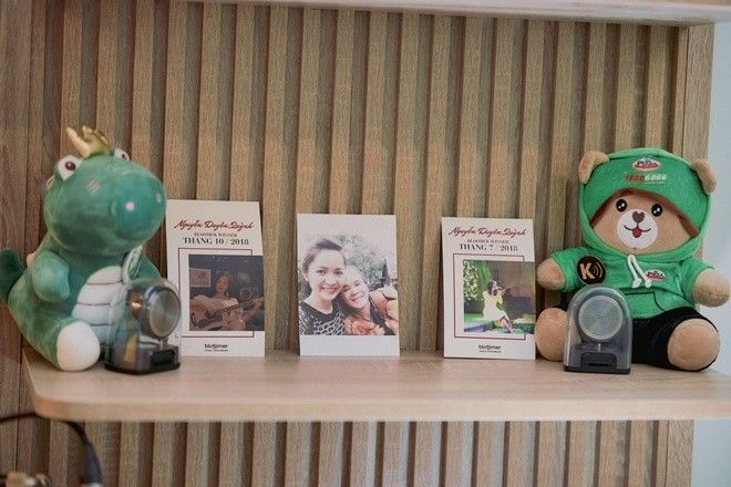 Đối với giọng ca bước ra từ Người kể chuyện tình, căn nhà còn mang ý nghĩa đặc biệt khác. Bởi nó còn là món quà cô dành tặng cho người mẹ đã khuất cũng như để gia đình yên tâm hơn về cuộc sống của cô nơi thị thành.