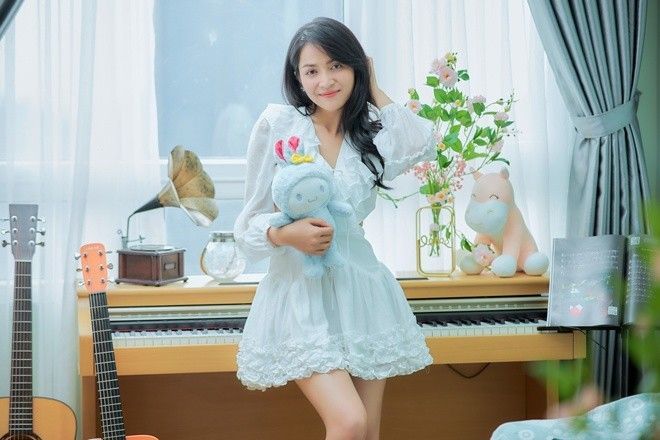 Căn hộ không quá rộng nhưng là thành quả của những tháng ngày lao động miệt mài trong đam mê của nữ ca sĩ xinh đẹp.