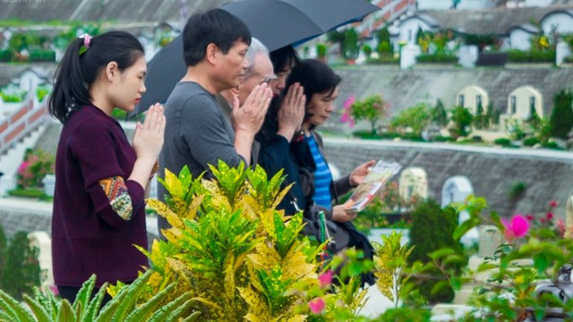 Tránh đi tảo mộ một mình, đặc biệt vào chiều tối là một trong những điều kiêng kỵ quan trọng khi thực hiện nghi lễ tảo mộ.