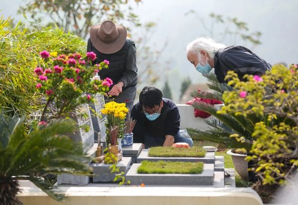 Trong tục tảo mộ, một trong những điều thường được nhắc nhở là kiêng lấy lộc về từ mộ phần.